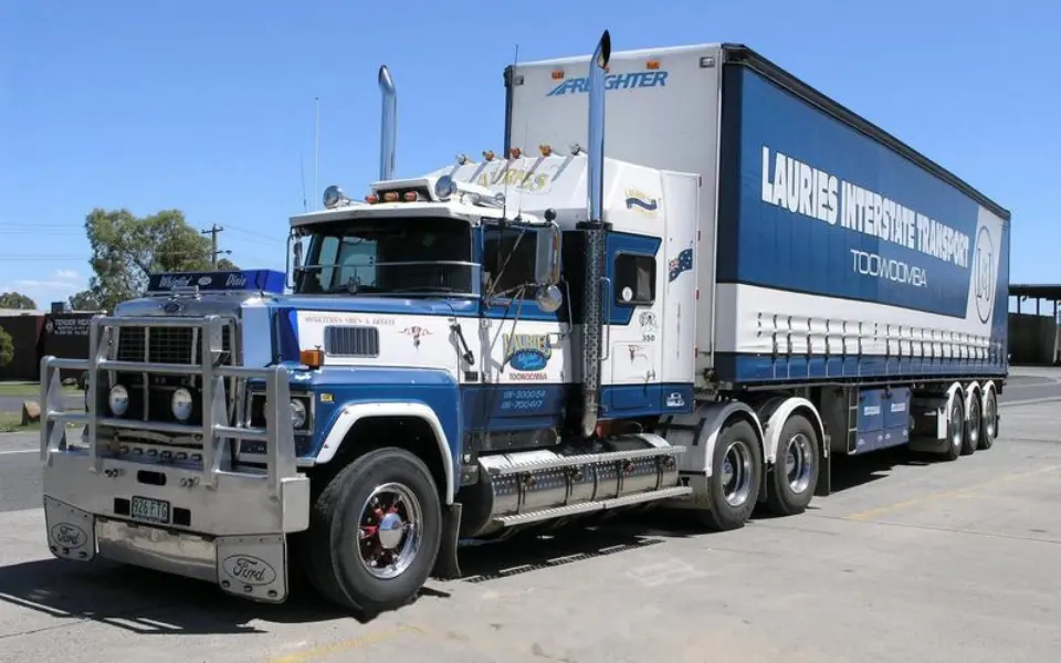 Nega mahalliy yuk mashinalari egilgan quvurlarini yuqoriga yo'naltirmaydilar?